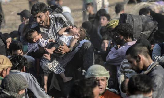 syrian-refugees-breaking-through-border-into-turkeyfoto